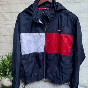 Tommy Hilfiger wind breaker with an optional hood that pulls out of the collar M